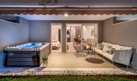 Hot Tub, Balcony/Terrace, Seating area