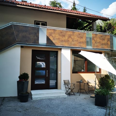 Facade/entrance