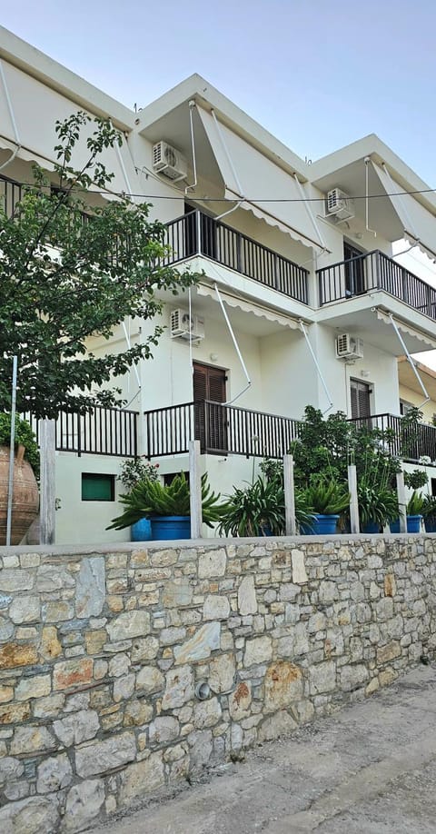 Property building, Day, Balcony/Terrace