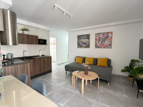 Kitchen or kitchenette, Living room, Seating area, Dining area, stove