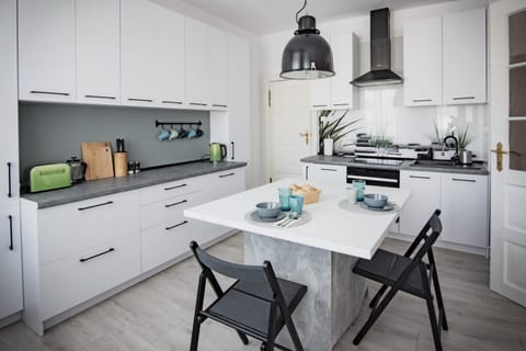 Kitchen or kitchenette, Dining area, Communal kitchen