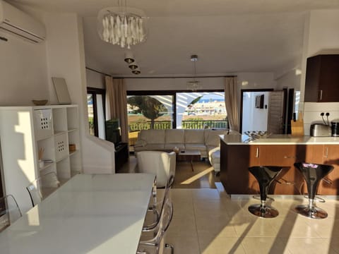 TV and multimedia, View (from property/room), Balcony/Terrace, Living room, Lounge or bar, Decorative detail, Seating area, Dining area, Sea view, Family, Quiet street view, babysiter, hair dresser, locker, soundproof, air conditioner