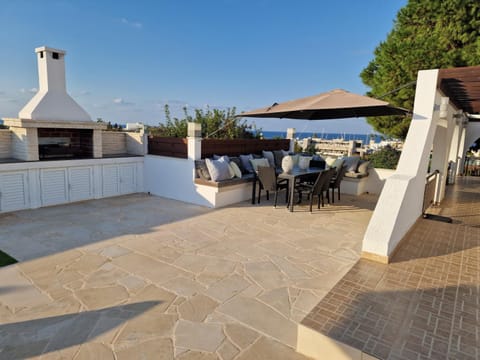 Patio, Nearby landmark, Restaurant/places to eat, Day, Natural landscape, Activities, BBQ facilities, Fishing, Decorative detail, Seating area, Dining area, Beach, Pool view, Sea view, Area and facilities, Location, Sunrise, Sunset, Quiet street view, soundproof