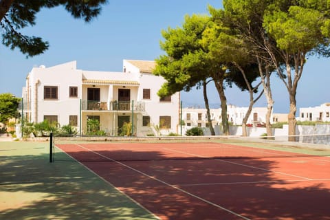 Garden, Tennis court