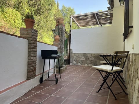 Patio, Day, BBQ facilities, View (from property/room), Balcony/Terrace, Dining area