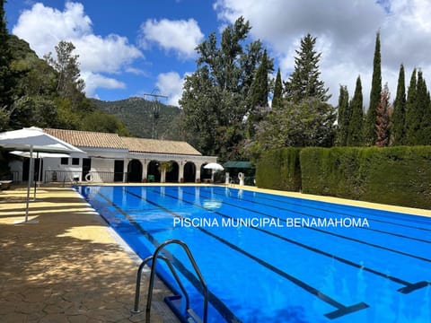 Day, Natural landscape, Mountain view, Pool view, Swimming pool, sunbed