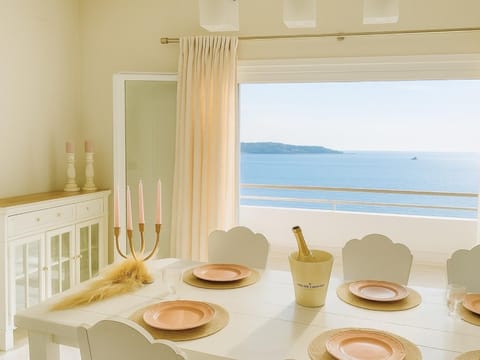 Natural landscape, View (from property/room), Balcony/Terrace, Dining area, Sea view