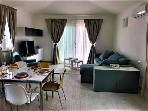 Communal lounge/ TV room, TV and multimedia, Living room, Seating area, Dining area, Evening entertainment, air conditioner