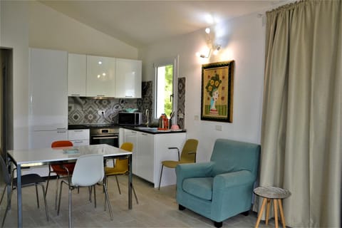Kitchen or kitchenette, Seating area, Dining area, minibar, pet friendly, stove