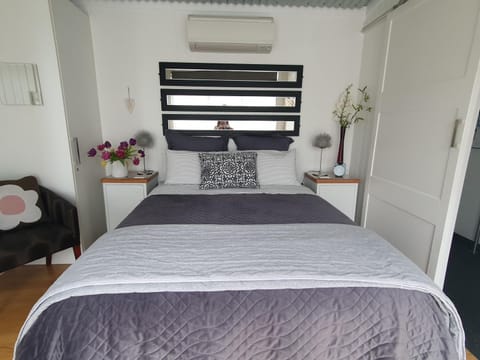 Bed, Photo of the whole room, Bedroom, air conditioner