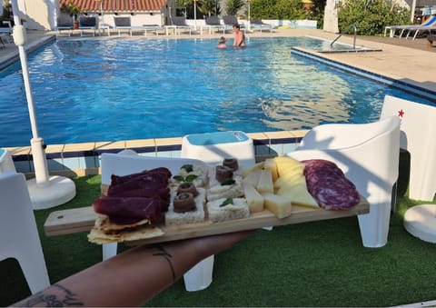 Restaurant/places to eat, Pool view