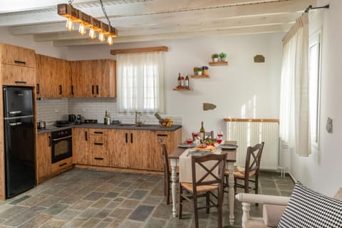 Kitchen or kitchenette, Dining area, dishwasher