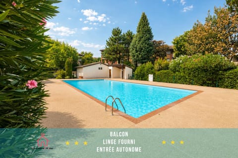 Day, Swimming pool