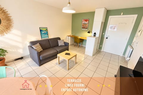 Day, Living room, Seating area, Dining area, heating, internet
