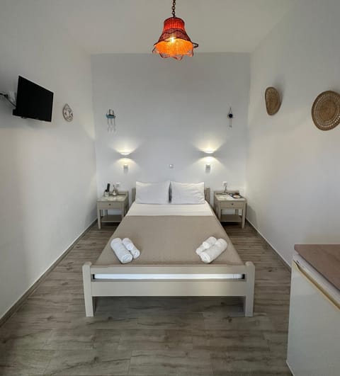 Bed, TV and multimedia, Photo of the whole room, Bedroom, furniture, towels