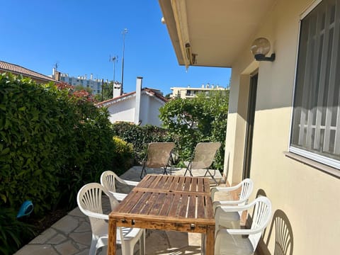 Les Ondes - Terrasse RdC Villa Calme Parking Proche Plage Apartment in Antibes