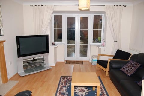 TV and multimedia, Living room, Seating area, Evening entertainment