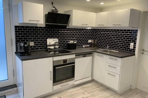 Modern apartment especially suited for business consultants I close to DT, DHL & UN Campus I reserved parking & "Wallbox" for electric cars Apartment in Sankt Augustin