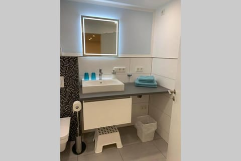 Modern apartment especially suited for business consultants I close to DT, DHL & UN Campus I reserved parking & "Wallbox" for electric cars Apartment in Sankt Augustin