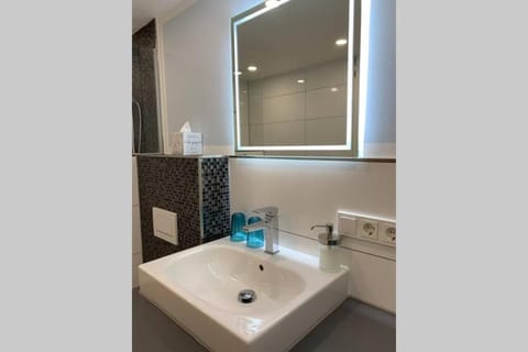 Modern apartment especially suited for business consultants I close to DT, DHL & UN Campus I reserved parking & "Wallbox" for electric cars Apartment in Sankt Augustin