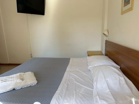 Bed, TV and multimedia, Bedroom, towels