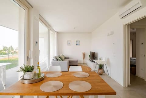 Seating area, Dining area, Food