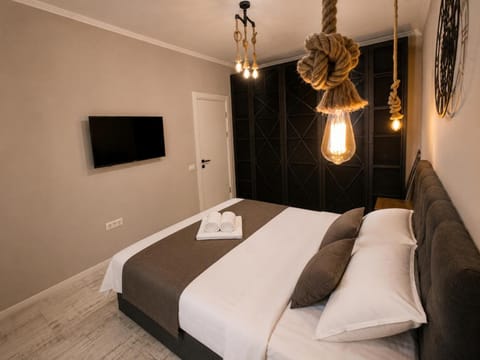 Bedroom, towels, wardrobe