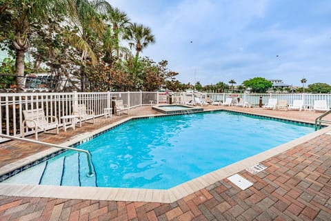 Waterfront Breeze Condo House in Clearwater Beach