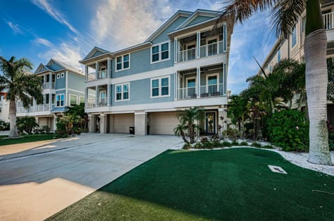 Tropical Treasure Beach Villa House in North Redington Beach