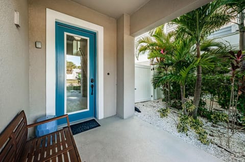 Tropical Treasure Beach Villa House in North Redington Beach