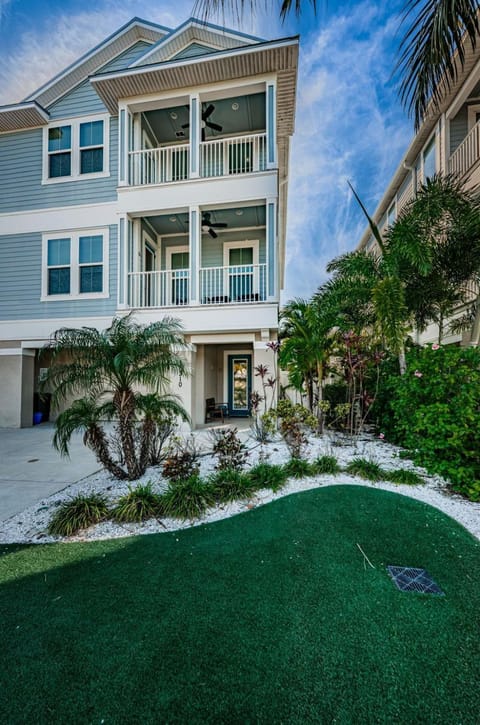 Tropical Treasure Beach Villa House in North Redington Beach