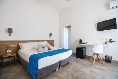 Bed, TV and multimedia, Bedroom, wardrobe
