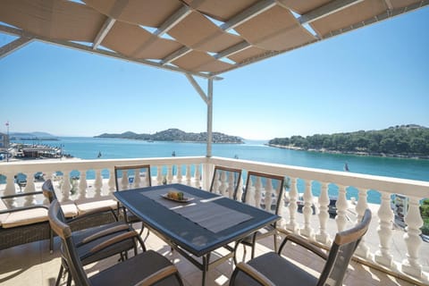 Balcony/Terrace, children, Family