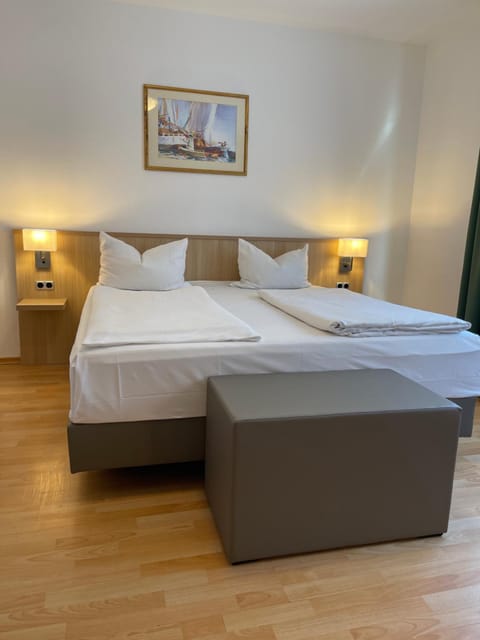 Property building, Bed, Photo of the whole room, Bedroom