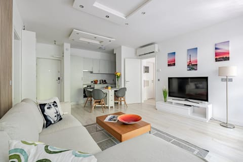 TV and multimedia, Kitchen or kitchenette, Living room, Seating area, Dining area, air conditioner