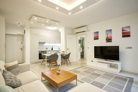 Communal lounge/ TV room, Coffee/tea facilities, Living room, Seating area, Dining area, internet, oven, kitchen, air conditioner