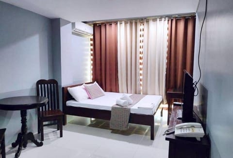 Bed, Photo of the whole room, Seating area, towels, air conditioner
