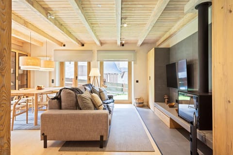 Communal lounge/ TV room, TV and multimedia, Living room, Dining area, fireplace