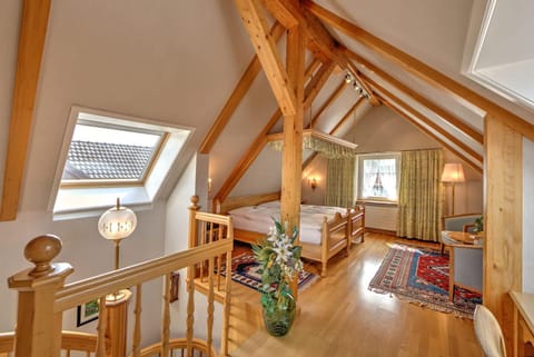 Bed, Living room, Photo of the whole room, Seating area, Bedroom