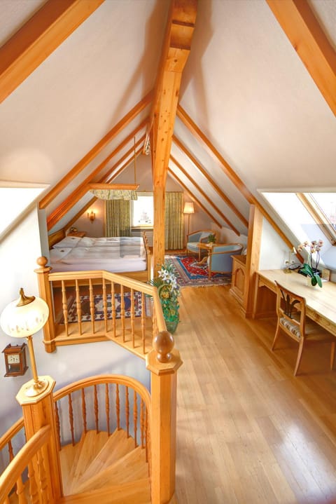 Bed, Photo of the whole room, Seating area, Bedroom