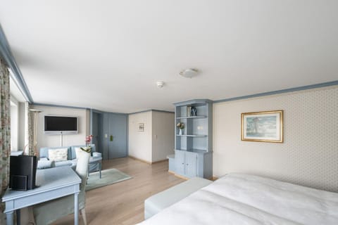 Bed, TV and multimedia, Photo of the whole room, Seating area, Bedroom, minibar