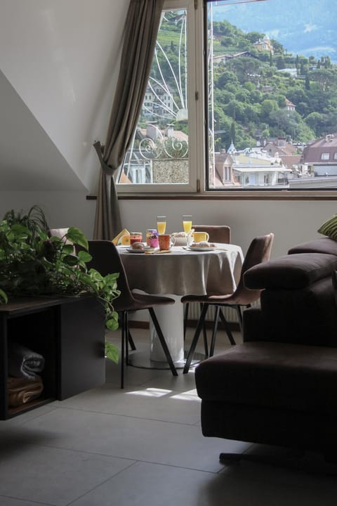 Living room, Food and drinks, Mountain view