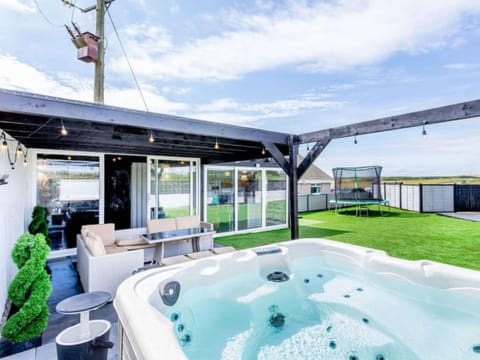 Garden, Hot Tub