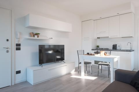 TV and multimedia, Kitchen or kitchenette, Living room, Seating area, Dining area