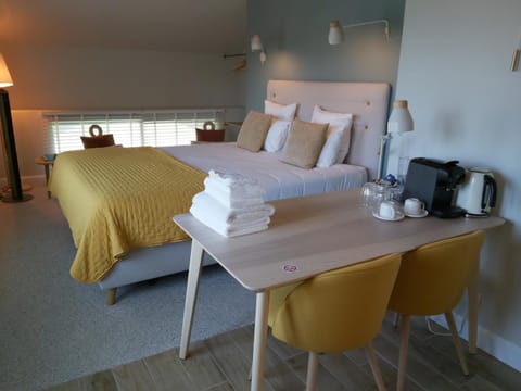 Bed, Coffee/tea facilities, Photo of the whole room, Bedroom, towels, towels