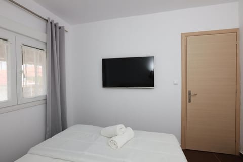 Bed, TV and multimedia, Bedroom