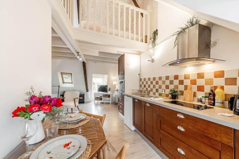 Coffee/tea facilities, Kitchen or kitchenette, Living room, Dining area, Food, stove