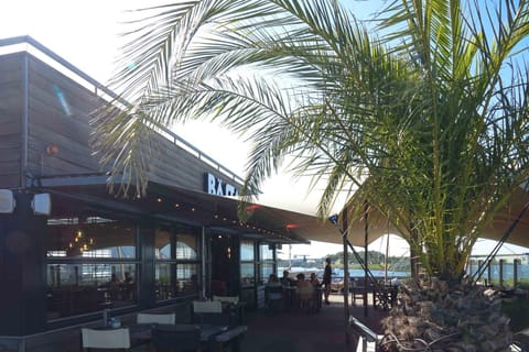 Property building, Restaurant/places to eat, Balcony/Terrace