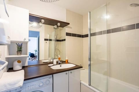 Shower, Bathroom, Bath, towels