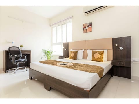 Photo of the whole room, Bedroom